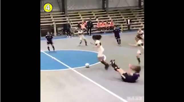 ボールが変なのか 女の子たちが不器用なのか 奇妙なフットサルの試合 何が起きてるんです 夜ふかしのすすめ