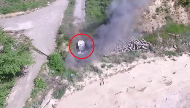 ウクライナのビーチで地雷除去する特殊車両が仕事をしていた！
