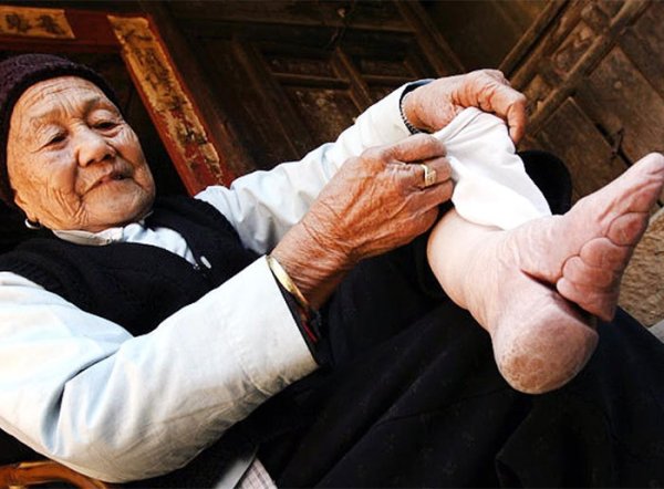 足を拘束する纏足という伝統に従う最後の中国人女性たち 夜ふかしのすすめ 足を拘束する纏足という伝統に従う最後の中国人女性たち 夜ふかしのすすめ