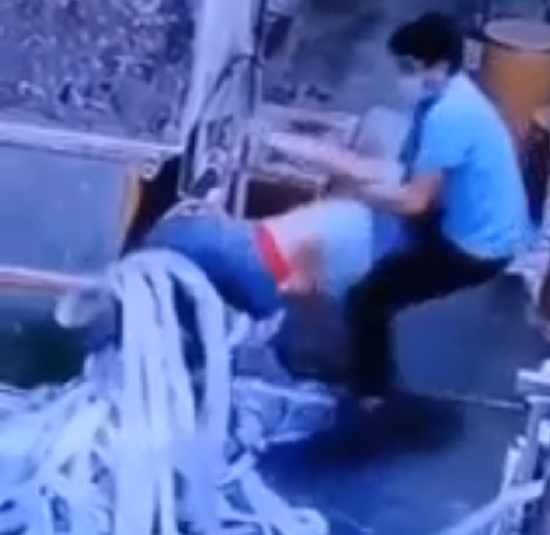 機械に吸い込まれた男の命を救った同僚！　これは怖い！