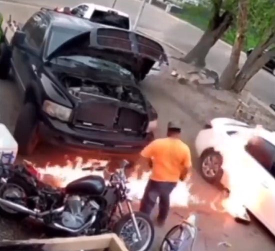 バイクの整備中に火事になり消そうと被害を拡大してしまう整備士！ｗ
