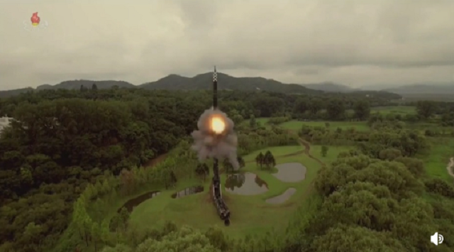 北朝鮮が公開した新型大陸間弾道ミサイル「火星18号」の発射映像がなんか凄い！