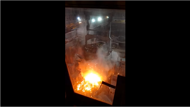 溶鉱炉での日常作業が大事故の瞬間にしか見えない件 これが普通なんだね 夜ふかしのすすめ