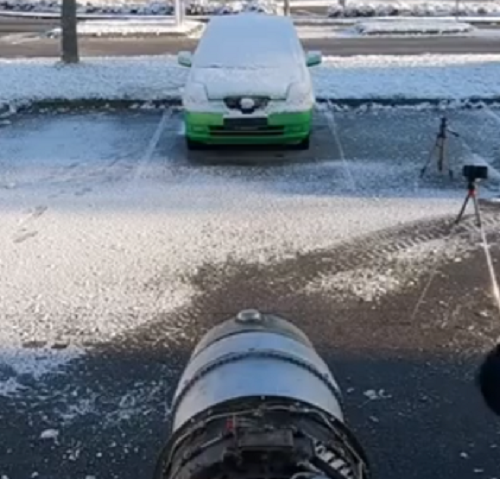 朝の出勤前に車についた霜を素早く取り除くライフハックの決定版がこれ！ｗ