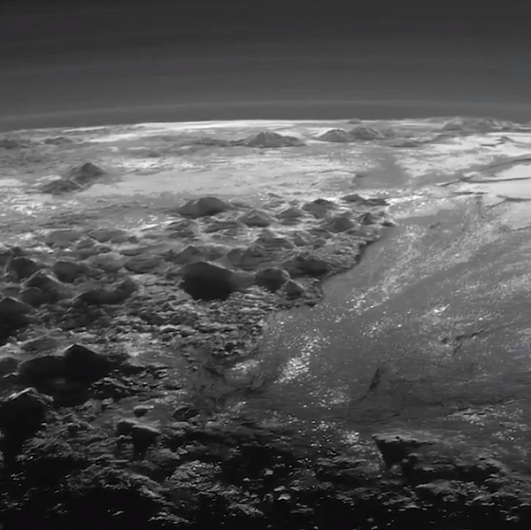 冥王星の凍った平原や山の様子を撮影した「探査機ニューホライズンズ」の映像が凄い！