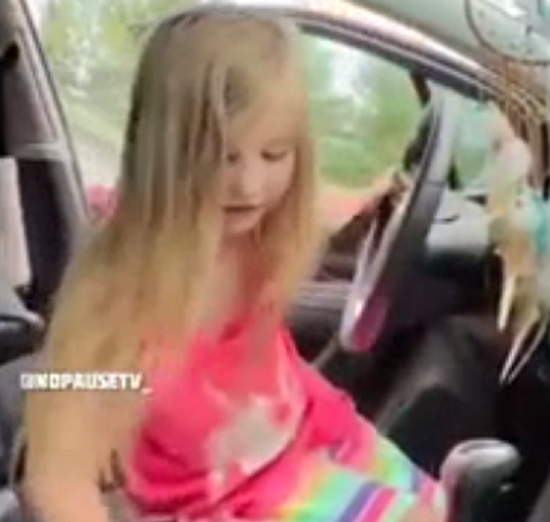 少女「今日は車を運転してみるよ」って動画を撮り始め怖いことに！（2つのビデオ）