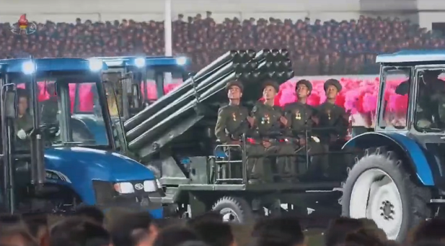 北朝鮮の軍事パレードにトラクターを改造したロケットランチャーシステムが登場して、金正恩もご満悦なようです！ｗ