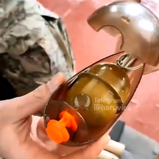 ウクライナのドローンがロシア兵に投下する爆弾はこういうのらしい！（2つのビデオ）