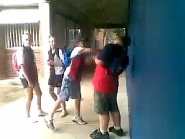 自分より体の大きな子をイジメてたら反撃されフラフラにされてしまったおバカ！ｗ　