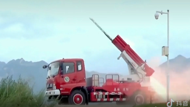 中国では軍用兵器を転用した「消防車」で山火事などに対応しているようです！ｗ