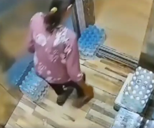 エレベーターで水を運んでいたオバちゃんがとんでもない行動を始めた！ｗ