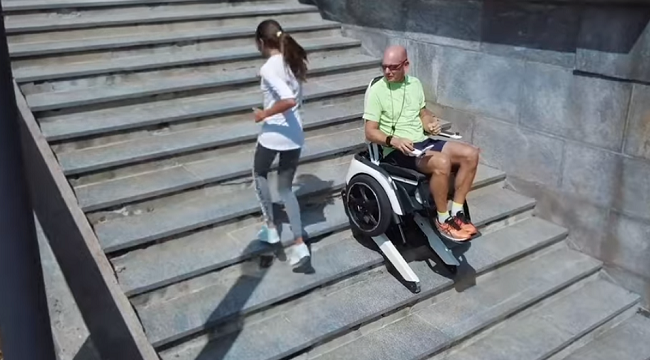 階段も登れるスイス製の電動車いすが凄い！