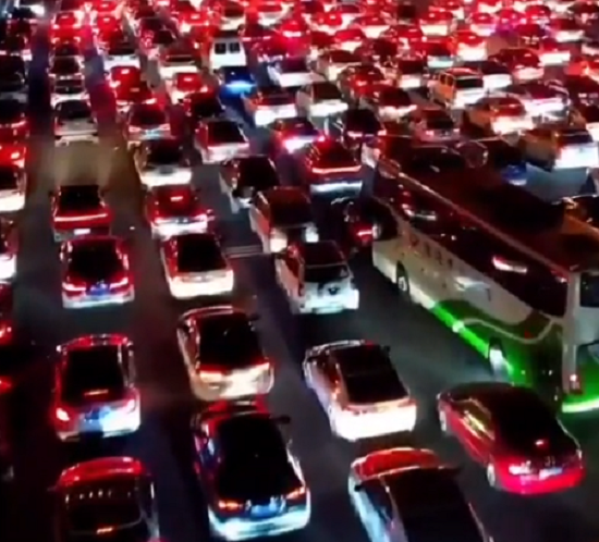 中国で最大な「高速道路の料金所」で起きる大渋滞がとんでもない規模で凄い！ｗ