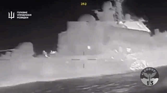 ウクライナの「神風ドローン」がロシアの戦艦を撃沈する瞬間！（２つのビデオ）