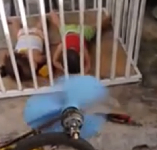 キューバでは熱波と停電の中で子供が茹で上がらないようにこうしていた！
