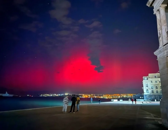 ロシアの夜空を「真っ赤なオーロラ」が覆うのを多くの国民が観測したが、呪われているようにしか見えないかも！（4枚の画像とビデオ）