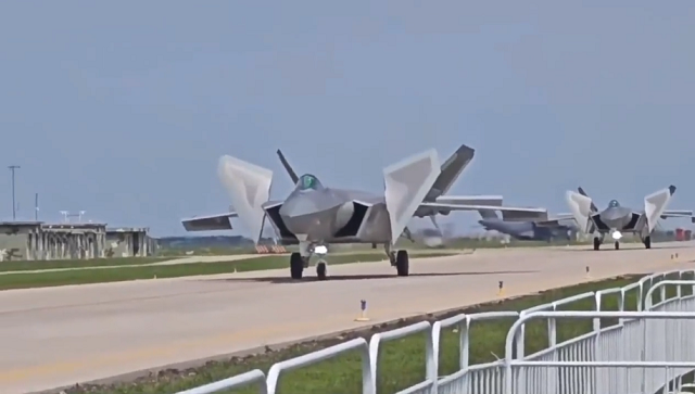 中国の航空ショーで離陸の準備をする2機の「J-20戦闘機」の様子がこれ！（2つの動画）