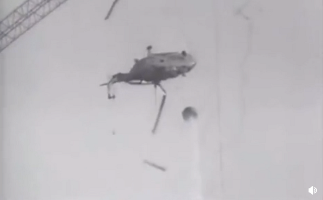 37年前のチェルノブイリ原発事故で建屋の上に墜落してしまうヘリコプターの悲惨な映像！！