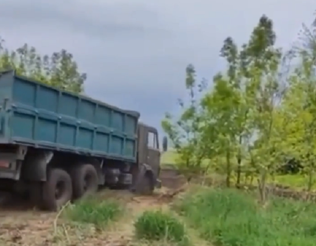 ロシア兵がトラックでウクライナの地雷原に突っ込んでみた結果、チュドーンと吹き飛んだ！