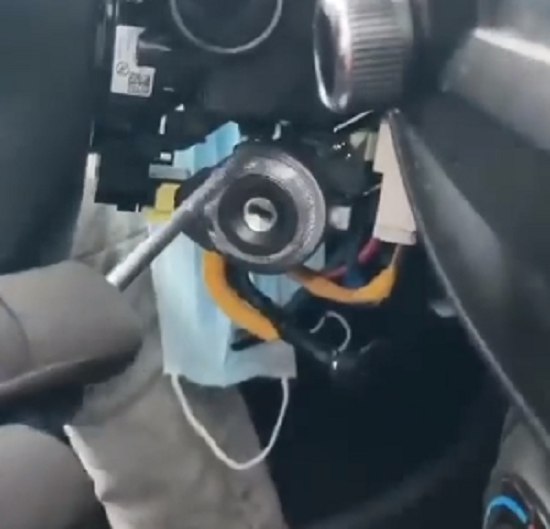 韓国製の「起亜車」がいかに簡単に盗めるかを実演した動画！ｗ　ドライバーがあればいいのね