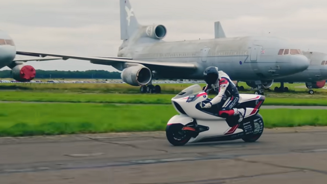 この電動バイクの車体にはトンネルのような大きな空洞があり時速400キロで走れるようです！（２つのビデオ）