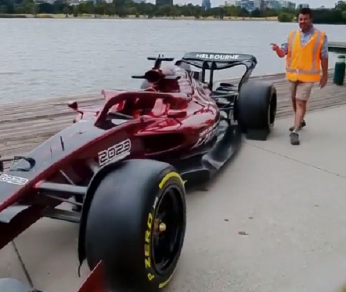 F1カーにうっかり触ると死ぬほど熱いことを学んだ男！ｗ