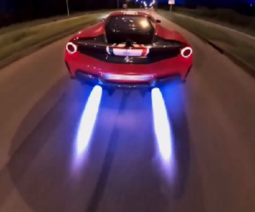 フェラーリ488ピスタが 6 フィートの炎を放ちながら走る凄い映像！