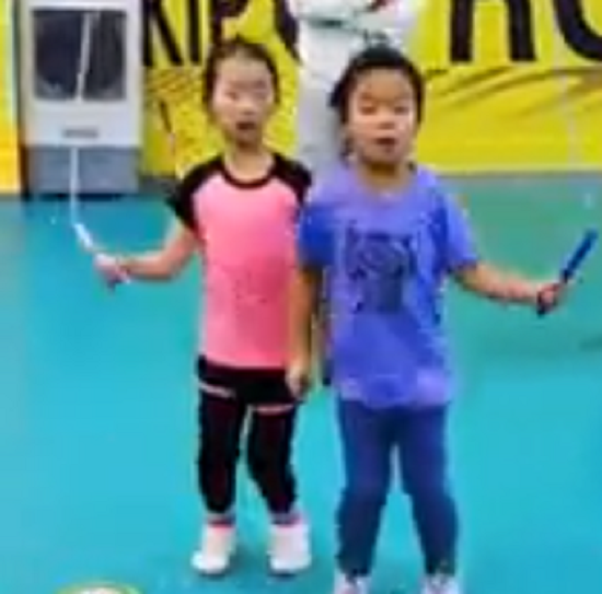 ２人の少女がする「縄跳び」の技術が凄い！