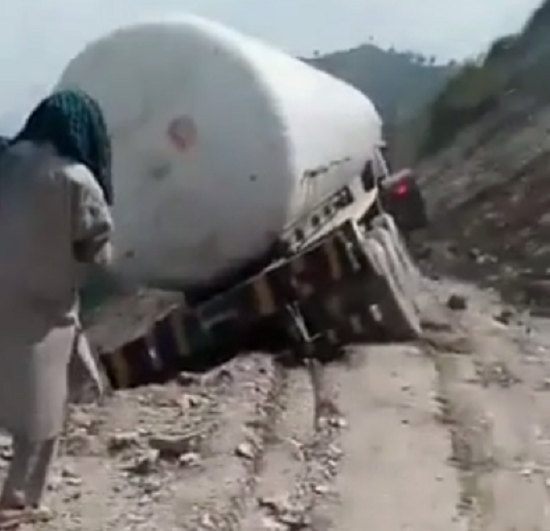パキスタンでLPGガスを運ぶタンクローリーが崖から転げ落ちた！