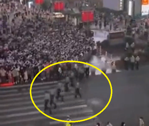 中国の横断歩道では警官が人間の壁を作り交通整理しなければならないようです！ｗ