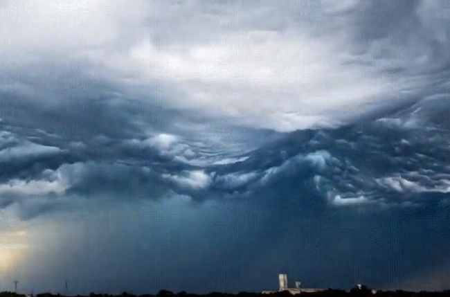 荒れ狂う海のように見える「波状雲」という稀な現象が凄い！