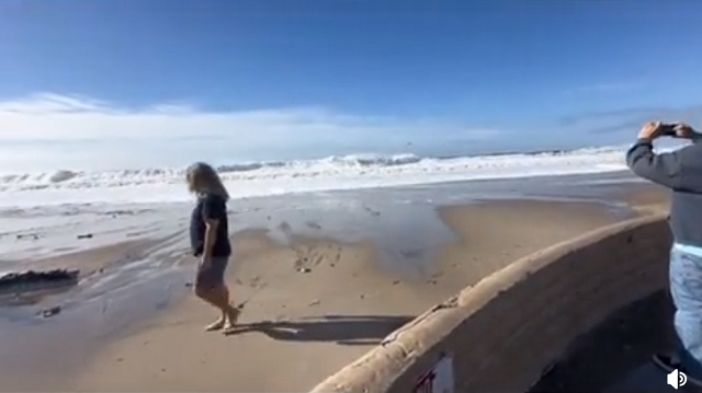 カリフォルニアのビーチで平和に過ごしていたら、いきなり津波のような高潮に襲われ酷いことに！（３つのビデオ）