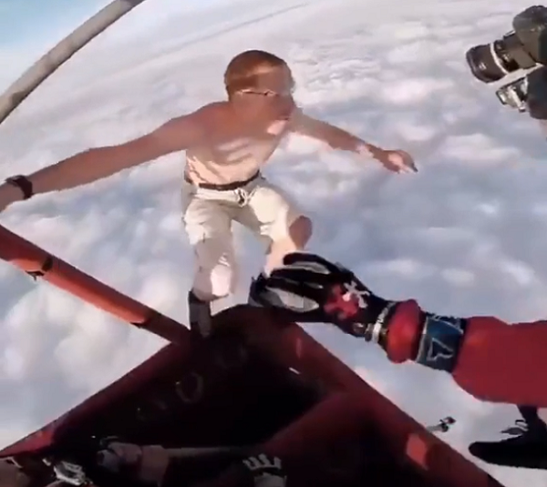 パラシュートを捨てて空中に飛び出したスカイダイバーが生還できるのかヒヤヒヤする動画！