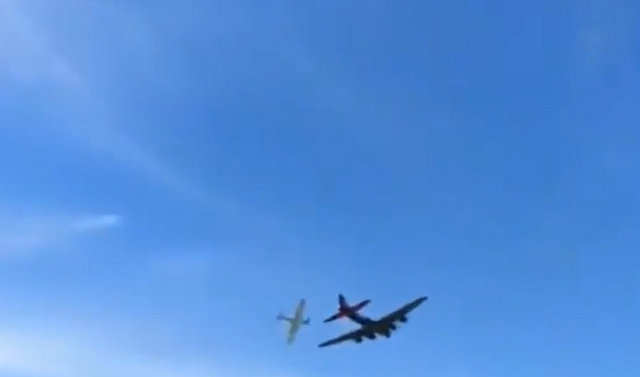 ダラスの航空ショーで 2機の飛行機が衝突し翼がもげて墜落する大惨事に！