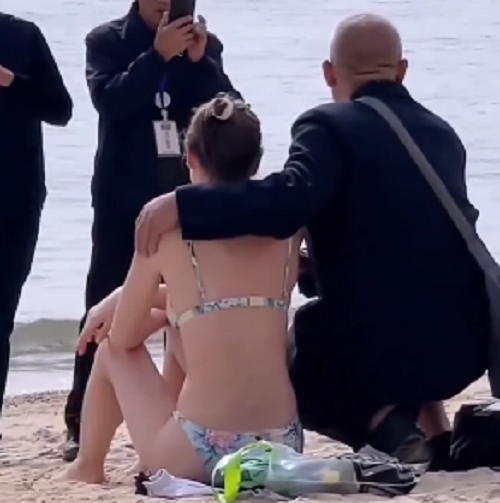 中国人観光客がビーチの水着女性にベタベタ触ったりの常識外れな迷惑行為をしている！ｗ