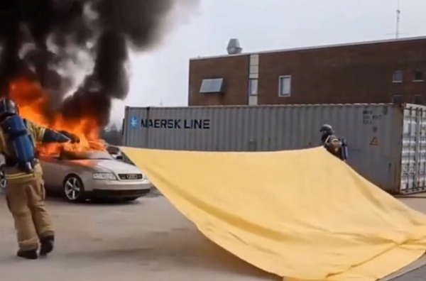 燃えてる車を丸ごと包んで消火してしまうファイヤーブランケットが凄い！