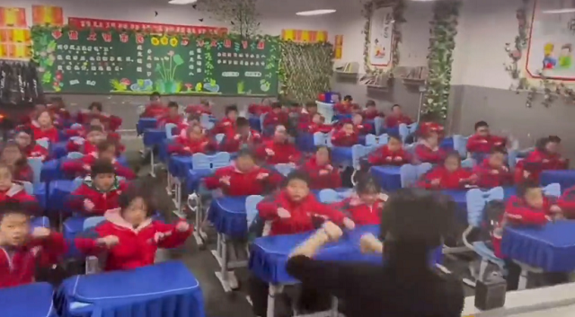 中国で授業の前にウォームアップする子供たちの様子がちょっと異様！ｗ