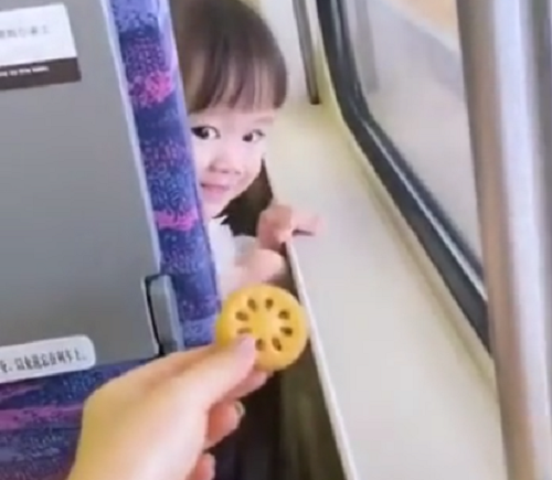列車内での「物々交換」が成立した様子がかわいいやら可笑しいやらで困る！ｗ