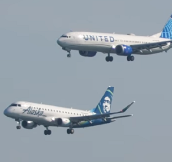 2機の旅客機が完璧に並行して着陸する珍しいシーンが撮影された！