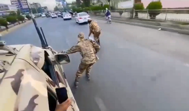 タリバン兵はローラーブレードを使いカブール市内をパトロールをしているようです！