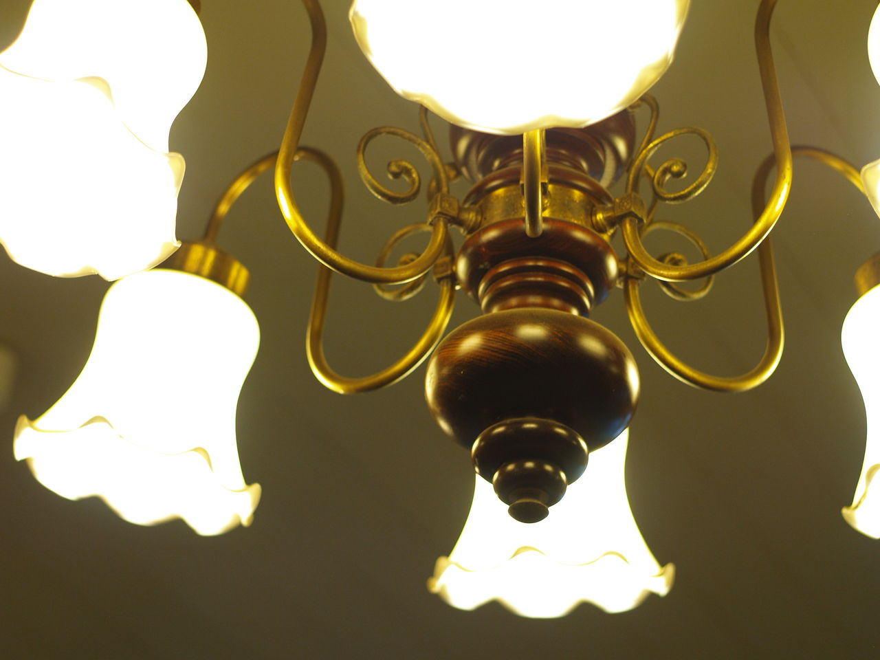 アーティストが幼少期の瞬間をノスタルジーに満ちたイラストで表現