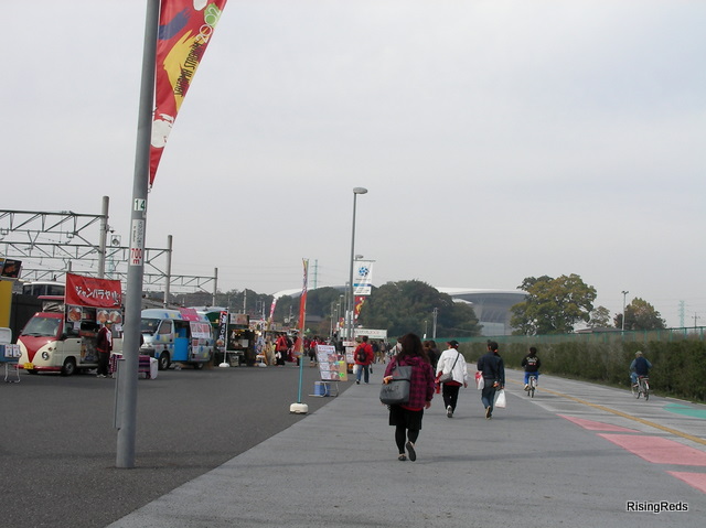 浦和美園駅から埼玉スタジアムまで歩く２ 浦和レッズの応援写真 フォトレッズ