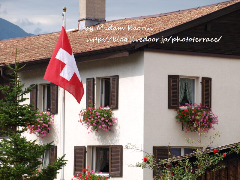 スイスの家 窓と花 Photo Terrace