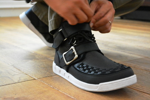 イサムカタヤマバックラッシュ　スニーカー