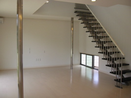 むきだしの柱と鉄骨 ウラゴロルーム