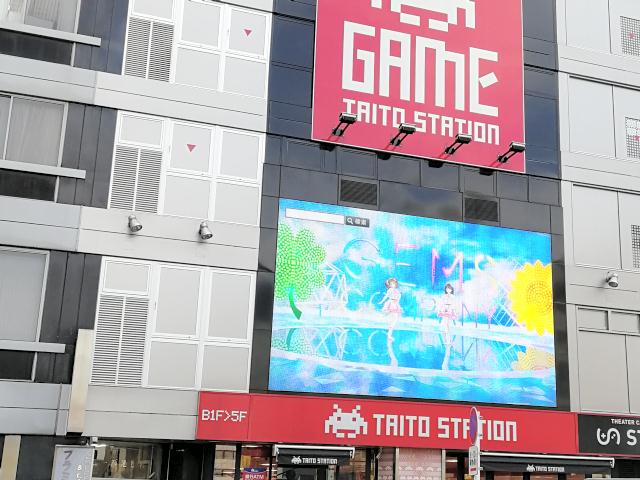 池袋駅前の街頭ビジョンでgems Company楽曲のmv配信 鉱物鏡像