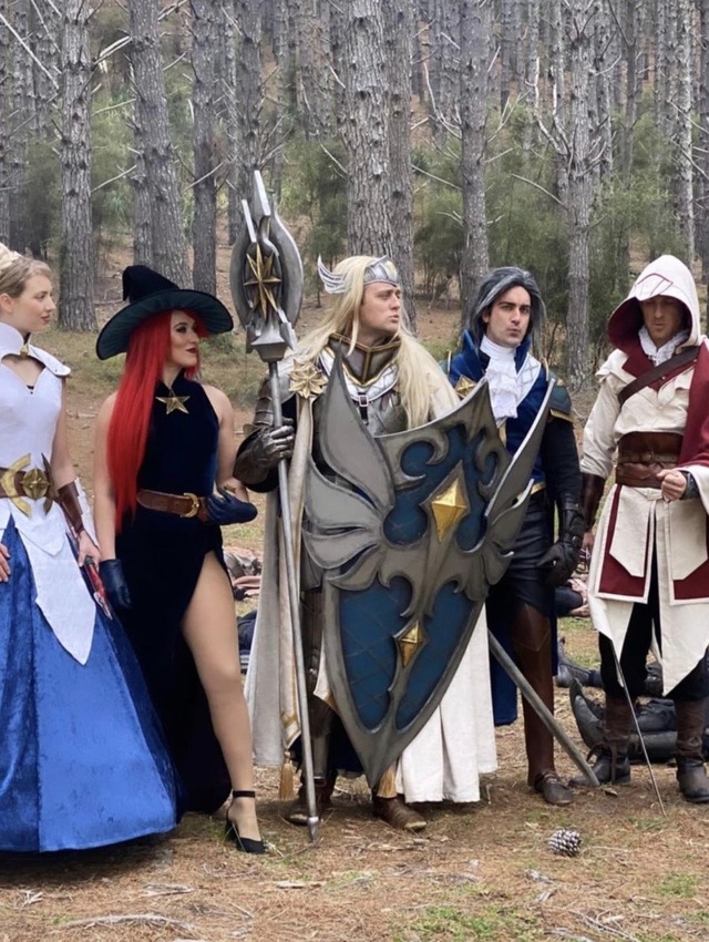 外人さんによるコスプレ画像！！う～ん・・・微妙！！【AFKアリーナ】