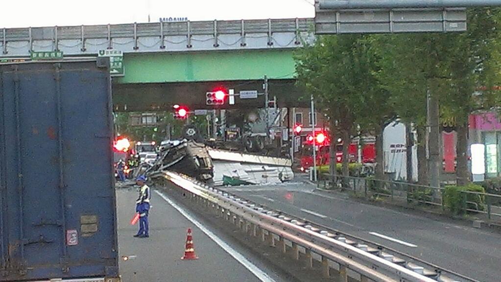 環八内回り高井戸付近 トレーラー横転事故の為大渋滞 ぴくpic