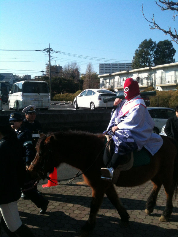 町田の成人式なう 馬乗ってる奴いた笑 ぴくpic 町田の成人式なう 馬乗ってる奴いた笑 ぴくpic
