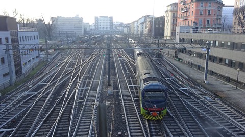 カドルナ駅配線と8両編成電車201803